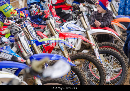 Volgograd, Russia - 19 Aprile 2015: close-up di motocicli all'inizio della concorrenza allo stadio della Championsh aperto Foto Stock