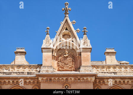 Wimperg decorativo al di sopra del portale per il Palazzo del Vescovo di Mdina. Malta Foto Stock
