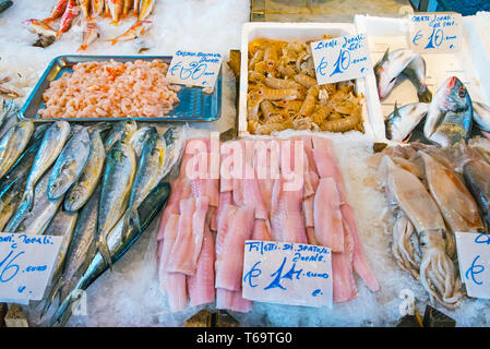 Pesce e frutti di mare per la vendita sul mercato della Vucciria a Palermo Foto Stock