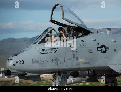 Stati Uniti Navy F/A-18F Super Hornets con lo Strike Fighter Squadron 32 alla Naval Air Station Oceana, Virginia Beach, Virginia, vola su campo Gowen, Aprile 25, 2019 a Boise, Idaho. VFA-32 era che partecipano al giorno e notte le operazioni di formazione con la 190Fighter Squadron. (U.S. Air National Guard foto di Airman 1. Classe Mercedee selvagge) Foto Stock