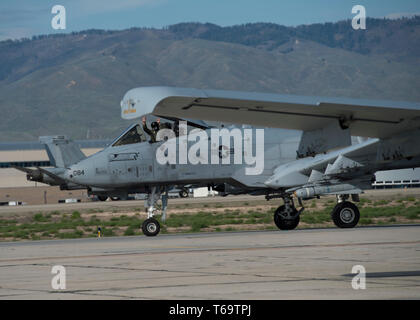 Un A-10 Thunderbolt II con la 190Fighter Squadron i taxi per tornare alla rampa dopo un allenamento sortie 25 aprile 2019 a Boise, Idaho. La 190fs è stata la partecipazione in attività di formazione con lo Strike Fighter Squadron 32 dalla Naval Air Station Oceana, Virginia Beach, Virginia. (U.S. Air National Guard foto di Airman 1. Classe Mercedee selvagge) Foto Stock