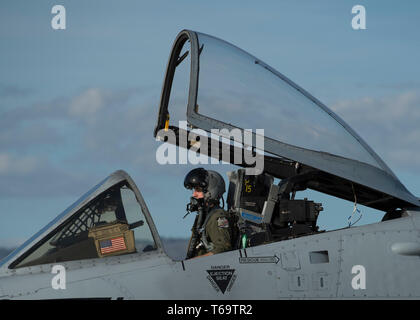 Stati Uniti Navy F/A-18F Super Hornets con lo Strike Fighter Squadron 32 alla Naval Air Station Oceana, Virginia Beach, Virginia, vola su campo Gowen, Aprile 25, 2019 a Boise, Idaho. VFA-32 era che partecipano al giorno e notte le operazioni di formazione con la 190Fighter Squadron. (U.S. Air National Guard foto di Airman 1. Classe Mercedee selvagge) Foto Stock