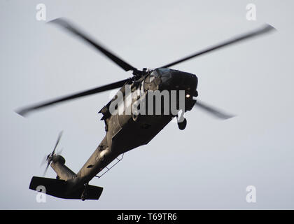 Un UH-60 Black Hawk elicottero dall'esercito Idaho National Guard completa la notte le operazioni di volo Aprile 25, 2019 in campo Gowen a Boise, Idaho. L'elicottero IDARNG volare una varietà di missioni, dalla sicurezza delle operazioni di soccorso in caso di catastrofe. (U.S. Air National Guard foto di Airman 1. Classe Mercedee selvagge) Foto Stock