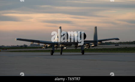 Un A-10 Thunderbolt II con la 190Fighter Squadron i taxi per tornare alla rampa dopo un allenamento sortie 25 aprile 2019 a Boise, Idaho. La 190fs è stata la partecipazione in attività di formazione con lo Strike Fighter Squadron 32 dalla Naval Air Station Oceana, Virginia Beach, Virginia. (U.S. Air National Guard foto di Airman 1. Classe Mercedee selvagge) Foto Stock