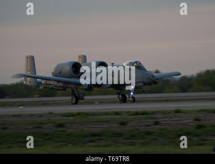 Un A-10 Thunderbolt II con la 190Fighter Squadron prende il largo per un corso di formazione sortie 25 aprile 2019 a Boise, Idaho. La 190fs è stata la partecipazione in attività di formazione con lo Strike Fighter Squadron 32 dalla Naval Air Station Oceana, Virginia Beach, Virginia. (U.S. Air National Guard foto di Airman 1. Classe Mercedee selvagge) Foto Stock