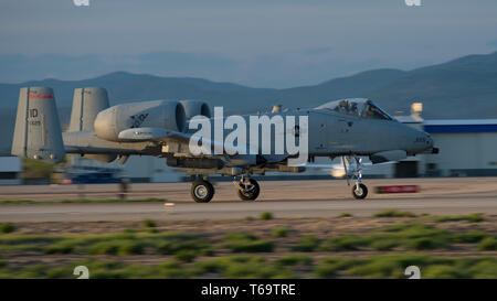 Un A-10 Thunderbolt II con la 190Fighter Squadron prende il largo per un corso di formazione sortie 25 aprile 2019 a Boise, Idaho. La 190fs è stata la partecipazione in attività di formazione con lo Strike Fighter Squadron 32 dalla Naval Air Station Oceana, Virginia Beach, Virginia. (U.S. Air National Guard foto di Airman 1. Classe Mercedee selvagge) Foto Stock