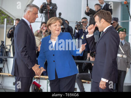 Berlino, Germania. 29 apr, 2019. Berlino, 29 Aprile 2019 - Il cancelliere tedesco Angela Merkel e il presidente francese Emmanuel Macron (r) salutare il Kosovo il Presidente Hashim Thaci(l) all'inizio di una area dei Balcani occidentali conferenza di Berlino. La riunione è stata avviata da Germania e Francia. Credito: Michael Kappeler, dpa Credito: Michael Kappeler/dpa/Alamy Live News Foto Stock