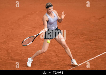 Praga, Repubblica Ceca. 30 apr, 2019. Giocatore di Tennis Anna Karolina Schmiedlova (Slovacchia) in azione contro il Viktoria Kuzmova (Slovacchia) durante il primo round della J&T Banka Praga aperto, il 30 aprile 2019, a Praga, Repubblica Ceca. Credito: Ondrej Deml/CTK foto/Alamy Live News Foto Stock