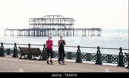 Brighton Regno Unito 30 aprile 2019 - Guide Godetevi il caldo clima soleggiato di questa mattina sul lungomare Hove con la previsione di raggiungere in alta teens in alcune parti del sud est di oggi. Credito: Simon Dack/Alamy Live News Foto Stock