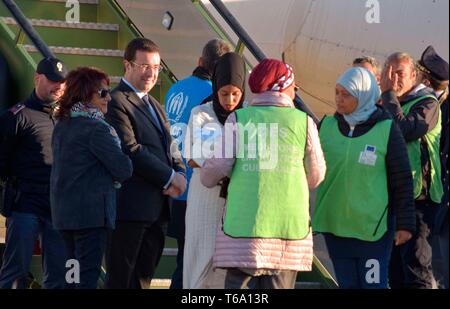 Piano proveniente da misurata per il Corridoio umanitario PRATICA DI MARE- ROMA (SISTO-VAIRELLO/fotogramma, Roma - 2019-04-29) p.s. la foto e' utilizzabile nel rispetto del contesto in cui e' stata scattata, e senza intento diffamatorio del decoro delle persone rappresentate Foto Stock