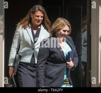 A Downing Street, Londra, Regno Unito. Il 30 aprile 2019. Caroline Nokes, Ministro di Stato per l'immigrazione lascia Downing Street con Karen Bradley, Segretario di Stato per l'Irlanda del Nord dopo il settimanale di riunione del gabinetto. Credito: Malcolm Park/Alamy Live News. Foto Stock