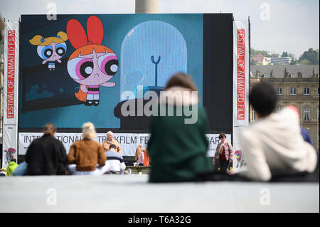 Il 30 aprile 2019, Baden-Wuerttemberg, Stoccarda: il primo giorno del XXVI Stuttgart Festival Internazionale del Film di animazione, spettatori di sedersi di fronte alla open-air screen sulla Schlossplatz. Il festival, che quest anno si concentra sull'Europa, avrà luogo dal 30 aprile al 05 maggio. Foto: Sebastian Gollnow/dpa Foto Stock