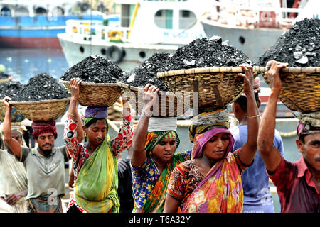 (190430) -- DHAKA, Aprile 30, 2019 (Xinhua) -- operai trasportano carbone sbarcato da una nave a una banca di fiume a Dhaka, nel Bangladesh, Aprile 30, 2019. (Xinhua/Stringer) Foto Stock