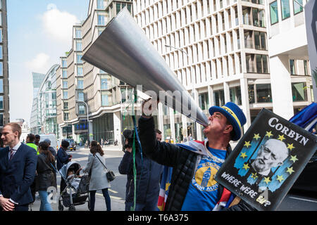 Londra, Regno Unito. 30 apr, 2019. Steve Bray di SODEM (Stand di Defiance Movimento Europeo) le proteste al di fuori del partito laburista HQ come Partito Laburista NEC membri arrivare ad un incontro per confermare i piani di lavoro dell'UE per il manifesto elettorale, compresa la sua posizione riguardo a un secondo referendum. Credito: Mark Kerrison/Alamy Live News Foto Stock