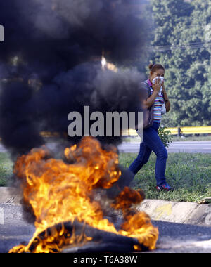 Valencia, Carabobo, Venezuela. 30 apr, 2019. Aprile 30, 2019. I venezuelani star una nuova protesta contro Maduro. Il presidente ad interim Juan Guaido chiamata a prendere il via in tutto il Venezuela. Questa foto ar dalla città di Valencia, Carabobo stato. Foto: Juan Carlos Hernandez Credito: Juan Carlos Hernandez/ZUMA filo/Alamy Live News Foto Stock