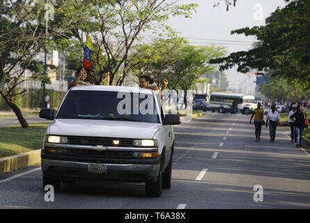 Valencia, Carabobo, Venezuela. 30 apr, 2019. Aprile 30, 2019. I venezuelani star una nuova protesta contro Maduro. Il presidente ad interim Juan Guaido chiamata a prendere il via in tutto il Venezuela. Questa foto ar dalla città di Valencia, Carabobo stato. Foto: Juan Carlos Hernandez Credito: Juan Carlos Hernandez/ZUMA filo/Alamy Live News Foto Stock