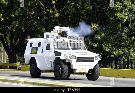 Valencia, Carabobo, Venezuela. 30 apr, 2019. Aprile 30, 2019. I venezuelani star una nuova protesta contro Maduro. Il presidente ad interim Juan Guaido chiamata a prendere il via in tutto il Venezuela. Questa foto ar dalla città di Valencia, Carabobo stato. Foto: Juan Carlos Hernandez Credito: Juan Carlos Hernandez/ZUMA filo/Alamy Live News Foto Stock