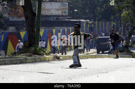 Valencia, Carabobo, Venezuela. 30 apr, 2019. Aprile 30, 2019. I venezuelani star una nuova protesta contro Maduro. Il presidente ad interim Juan Guaido chiamata a prendere il via in tutto il Venezuela. Questa foto ar dalla città di Valencia, Carabobo stato. Foto: Juan Carlos Hernandez Credito: Juan Carlos Hernandez/ZUMA filo/Alamy Live News Foto Stock