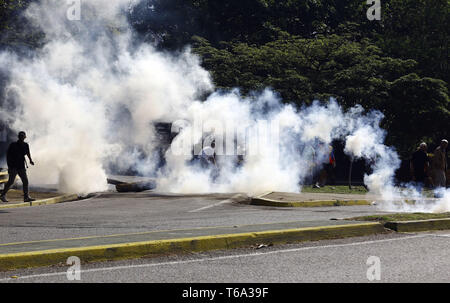 Valencia, Carabobo, Venezuela. 30 apr, 2019. Aprile 30, 2019. I venezuelani star una nuova protesta contro Maduro. Il presidente ad interim Juan Guaido chiamata a prendere il via in tutto il Venezuela. Questa foto ar dalla città di Valencia, Carabobo stato. Foto: Juan Carlos Hernandez Credito: Juan Carlos Hernandez/ZUMA filo/Alamy Live News Foto Stock