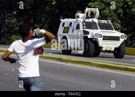 Valencia, Carabobo, Venezuela. 30 apr, 2019. Aprile 30, 2019. I venezuelani star una nuova protesta contro Maduro. Il presidente ad interim Juan Guaido chiamata a prendere il via in tutto il Venezuela. Questa foto ar dalla città di Valencia, Carabobo stato. Foto: Juan Carlos Hernandez Credito: Juan Carlos Hernandez/ZUMA filo/Alamy Live News Foto Stock