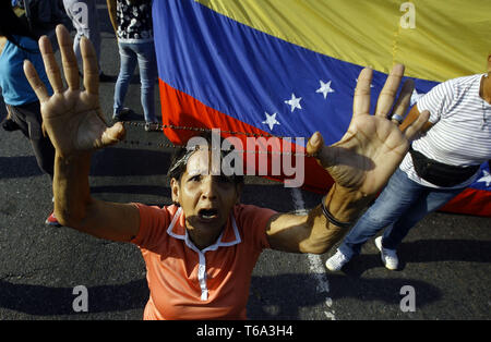 Valencia, Carabobo, Venezuela. 30 apr, 2019. I venezuelani avvia una nuova protesta contro Maduro. Il presidente ad interim Juan Guaido chiamata a prendere il via in tutto il Venezuela. Questa foto ar dalla città di Valencia, Carabobo stato. Credito: Juan Carlos Hernandez/ZUMA filo/Alamy Live News Foto Stock