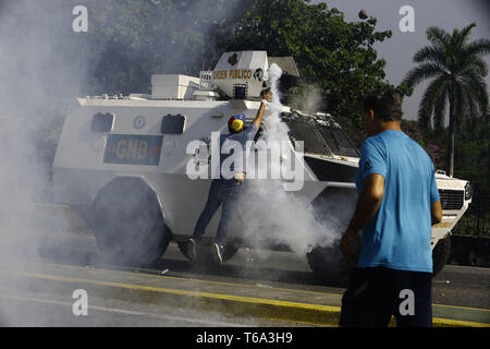 Valencia, Carabobo, Venezuela. 30 apr, 2019. I venezuelani avvia una nuova protesta contro Maduro. Il presidente ad interim Juan Guaido chiamata a prendere il via in tutto il Venezuela. Queste foto sono dalla città di Valencia, Carabobo stato. Credito: Juan Carlos Hernandez/ZUMA filo/Alamy Live News Foto Stock