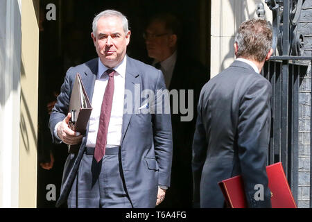A Downing Street, Londra, Regno Unito. 30 apr, 2019. Geoffrey Cox - Procuratore Generale si discosta dal n. 10 di Downing Street dopo aver frequentato il settimanale riunione del gabinetto. Credito: Dinendra Haria/Alamy Live News Foto Stock