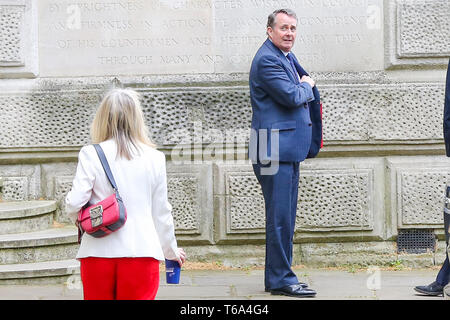 A Downing Street, Londra, Regno Unito. 30 apr, 2019. Liam Fox - Segreteria di Stato per il commercio internazionale e il presidente del consiglio di amministrazione di commercio (R) e Liz Truss - Primo segretario al Tesoro (L) si diparte dal n. 10 di Downing Street dopo aver frequentato il settimanale riunione del gabinetto. Credito: Dinendra Haria/Alamy Live News Foto Stock