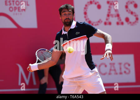 Estoril, Portogallo. 30 apr, 2019. Jeremy Chardy di Francia restituisce una palla di Pablo Carreno Busta di Spagna durante il Millennio Estoril Open - Day 2 - 250 ATP torneo di tennis presso il Clube de tenis do Estoril a Estoril, Portogallo il 30 aprile 2019. Credito: Pedro Fiuza/ZUMA filo/Alamy Live News Foto Stock