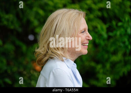 Colonia, Germania. 30 apr, 2019. Maren Kroymann, attrice, è a scattare una foto per il film "nipoti per principianti" in un set cinematografico. Credito: Henning Kaiser/dpa/Alamy Live News Foto Stock