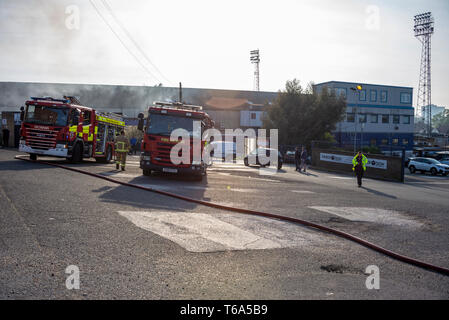 Essex servizio antincendio hanno frequentato con successo ad un incendio scoppiato appena dopo 5.20pm in una zona di stoccaggio a sinistra del lontano Post Bar entrata a Southend United football ground, Radici Hall. I pallet di tappeto erboso artificiale dall'ex David Beckham Academy catturato la luce. La polizia ha riferito come trattare il fuoco come deliberata. Non si hanno notizie di lesioni Foto Stock