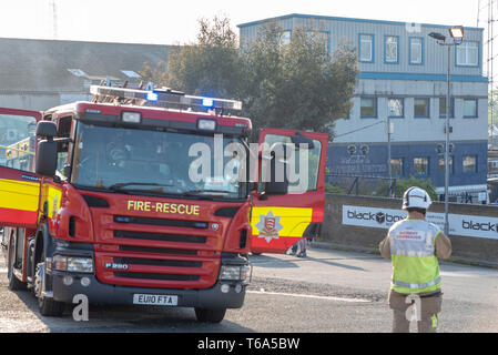 Essex servizio antincendio hanno frequentato con successo ad un incendio scoppiato appena dopo 5.20pm in una zona di stoccaggio a sinistra del lontano Post Bar entrata a Southend United football ground, Radici Hall. I pallet di tappeto erboso artificiale dall'ex David Beckham Academy catturato la luce. La polizia ha riferito come trattare il fuoco come deliberata. Non si hanno notizie di lesioni Foto Stock