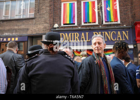 Soho, Londra, Regno Unito. 30 apr, 2019. Ventesimo anniversario del tragico attentato a gay pub Admiral Duncan in Soho con una comunità-led atto di memoria al di fuori della sede storica in Old Compton Street. Lo stesso giorno nel 1999, un chiodo attentato al pub di Soho ucciso tre persone e ferendone 79. Quattro dei sopravvissuti hanno dovuto amputazione degli arti. Credito: Penelope Barritt/Alamy Live News Foto Stock