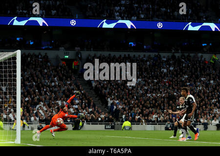 Tottenham Hotspur Stadium, Londra, Regno Unito. 30 apr, 2019. UEFA Champions League Football, semi finale 1 gamba, Tottenham Hotspur versus Ajax; Donny van de Beek di Ajax punteggi per 0-1 nel quindicesimo minuto Credito: Azione Sport Plus/Alamy Live News Foto Stock