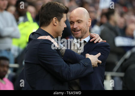 Tottenham Hotspur Stadium, Londra, Regno Unito. 30 apr, 2019. UEFA Champions League Football, semi finale 1 gamba, Tottenham Hotspur versus Ajax; Tottenham Hotspur Manager Mauricio Pochettino parla con Ajax Manager Erik dieci Hag Credito: Azione Sport Plus/Alamy Live News Foto Stock