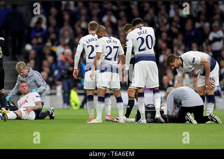 Londra, Regno Unito. 30 apr 2019. una preoccupazione per speroni di Tottenham defender Toby Alderweireld e Jan Vertonghen scontro durante la UEFA Champions League match tra Tottenham Hotspur e Ajax Amsterdam a White Hart Lane, Londra martedi 30 aprile 2019. (Credit: Jon Bromley | MI News) Credito: MI News & Sport /Alamy Live News Foto Stock