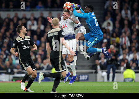 Londra, Regno Unito. 30 apr 2019. Portiere Ajax Andre Onana esce di colpire la palla lontano dal Tottenham defender Toby Alderweireld durante la UEFA Champions League match tra Tottenham Hotspur e Ajax Amsterdam a White Hart Lane, Londra martedi 30 aprile 2019. (Credit: Jon Bromley | MI News) Credito: MI News & Sport /Alamy Live News Foto Stock