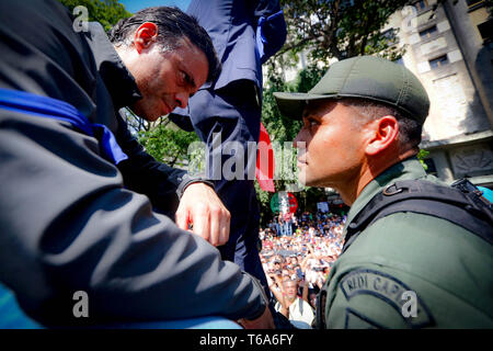 Caracas, Venezuela. 29 apr, 2019. Leopoldo Lopez (l), fondatore del partito di opposizione Voluntad popolare e in carcere dal 2014, parla di un soldato (r) in corrispondenza di un grande raduno in cui l'auto-proclamato presidente ad interim Juan Guaido (M.) parla. Lopez è stato liberato dagli arresti domiciliari per ordine di Guaido e ha preso parte a manifestazioni contro il governo del capo di stato Maduro. Credito: Pedro Mattey/dpa/Alamy Live News Foto Stock