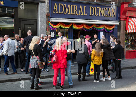 Londra, Regno Unito. Il 30 aprile 2019. I membri della comunità LGBTQ di iniziare a raccogliere per unirsi ai superstiti di Ammiraglio di Duncan bombardamenti e alle famiglie e agli amici delle vittime al di fuori dell'Admiral Duncan pub in Old Compton Street, Soho, per contrassegnare 20 anni poiché l'attacco. Tre persone sono state uccise e 79 ferite quando una bomba confezionata con un massimo di 1.500 quattro pollici chiodi è stata fatta esplodere da un neo-nazista in Admiral Duncan il 30 aprile 1999. Credito: Mark Kerrison/Alamy Live News Foto Stock