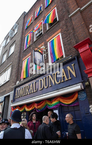 Londra, Regno Unito. Il 30 aprile 2019. I membri della comunità LGBTQ di iniziare a raccogliere per unirsi ai superstiti di Ammiraglio di Duncan bombardamenti e alle famiglie e agli amici delle vittime al di fuori dell'Admiral Duncan pub in Old Compton Street, Soho, per contrassegnare 20 anni poiché l'attacco. Tre persone sono state uccise e 79 ferite quando una bomba confezionata con un massimo di 1.500 quattro pollici chiodi è stata fatta esplodere da un neo-nazista in Admiral Duncan il 30 aprile 1999. Credito: Mark Kerrison/Alamy Live News Foto Stock