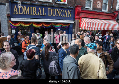 Londra, Regno Unito. Il 30 aprile 2019. Superstiti dell'Admiral Duncan bombardamento Unisciti alle famiglie e agli amici delle vittime e la comunità LGBTQ al di fuori dell'Admiral Duncan pub in Old Compton Street, Soho, per contrassegnare 20 anni poiché l'attacco. Tre persone sono state uccise e 79 ferite quando una bomba confezionata con un massimo di 1.500 quattro pollici chiodi è stata fatta esplodere da un neo-nazista in Admiral Duncan il 30 aprile 1999. Credito: Mark Kerrison/Alamy Live News Foto Stock