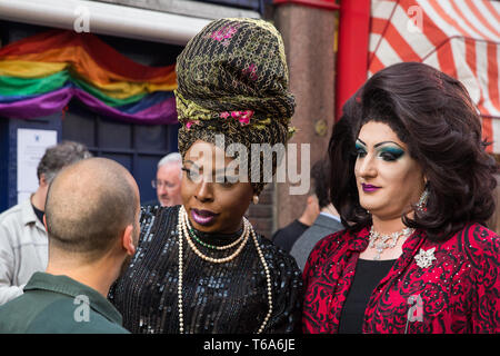 Londra, Regno Unito. Il 30 aprile 2019. I membri della comunità LGBTQ unisciti ai superstiti di Ammiraglio di Duncan bombardamenti e alle famiglie e agli amici delle vittime al di fuori dell'Admiral Duncan pub in Old Compton Street, Soho, per contrassegnare 20 anni poiché l'attacco. Tre persone sono state uccise e 79 ferite quando una bomba confezionata con un massimo di 1.500 quattro pollici chiodi è stata fatta esplodere da un neo-nazista in Admiral Duncan il 30 aprile 1999. Credito: Mark Kerrison/Alamy Live News Foto Stock