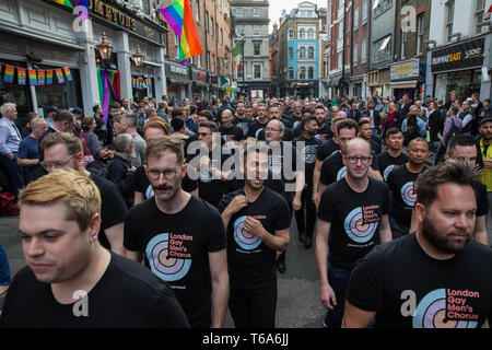 Londra, Regno Unito. Il 30 aprile 2019. Londra Gay uomini Chorus si unisce ai superstiti di Ammiraglio di Duncan bombardamenti, alle famiglie e agli amici delle vittime e la comunità LGBTQ al di fuori dell'Admiral Duncan pub in Old Compton Street, Soho, per contrassegnare 20 anni poiché l'attacco. Tre persone sono state uccise e 79 ferite quando una bomba confezionata con un massimo di 1.500 quattro pollici chiodi è stata fatta esplodere da un neo-nazista in Admiral Duncan il 30 aprile 1999. Credito: Mark Kerrison/Alamy Live News Foto Stock