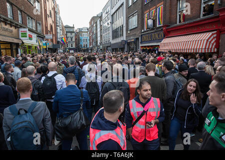 Londra, Regno Unito. Il 30 aprile 2019. Superstiti dell'Admiral Duncan bombardamento Unisciti alle famiglie e agli amici delle vittime e la comunità LGBTQ al di fuori dell'Admiral Duncan pub in Old Compton Street, Soho, per contrassegnare 20 anni poiché l'attacco. Tre persone sono state uccise e 79 ferite quando una bomba confezionata con un massimo di 1.500 quattro pollici chiodi è stata fatta esplodere da un neo-nazista in Admiral Duncan il 30 aprile 1999. Credito: Mark Kerrison/Alamy Live News Foto Stock