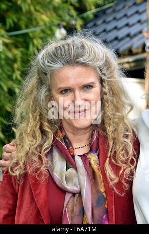 Colonia, Germania. 30 apr, 2019. L'attrice Barbara Sukova, girato sul set del film 'nipoti per principianti". Credito: Horst Galuschka/dpa/Alamy Live News Foto Stock