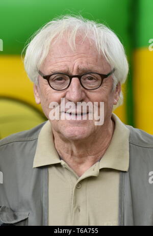 Colonia, Germania. 30 apr, 2019. Attore Günther Maria Halmer pone sul set del film "nipoti per principianti". Credito: Horst Galuschka/dpa/Alamy Live News Foto Stock