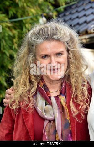 Colonia, Germania. 30 apr, 2019. L'attrice Barbara Sukova, girato sul set del film 'nipoti per principianti". Credito: Horst Galuschka/dpa/Alamy Live News Foto Stock