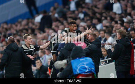 Londra, Regno Unito. 30 apr, 2019. Ajax i giocatori di celebrare durante la UEFA Champions League semifinale prima gamba partita di calcio tra Tottenham Hotspur e Ajax presso il Tottenham Hotspur Stadium in London, Gran Bretagna il 30 aprile 2019. Ajax ha vinto 1-0. Credito: Han Yan/Xinhua/Alamy Live News Foto Stock