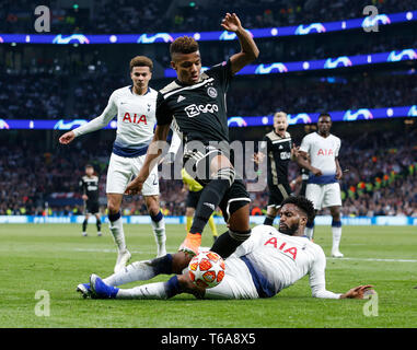 Londra, Tottenham Hotspur's Danny Rose (fondo) durante la UEFA Champions League semifinale prima gamba partita di calcio tra Tottenham Hotspur e Ajax presso il Tottenham Hotspur Stadium di Londra. 30 apr, 2019. Ajax è David Neres (R, top) viene affrontato dal Tottenham Hotspur's Danny Rose (fondo) durante la UEFA Champions League semifinale prima gamba partita di calcio tra Tottenham Hotspur e Ajax presso il Tottenham Hotspur Stadium in London, Gran Bretagna il 30 aprile 2019. Ajax ha vinto 1-0. Credito: Matteo Impey/Xinhua/Alamy Live News Foto Stock