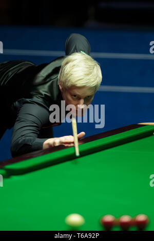 Sheffield. 30 apr, 2019. Australia Neil Robertson compete durante la prima sessione del suo quarto di finale contro la Scozia John Higgins al World Snooker Championship 2019 di Sheffield, Gran Bretagna il 30 aprile 2019. Credito: Jon Super/Xinhua/Alamy Live News Foto Stock